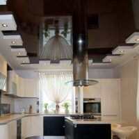 Какой потолок на кухню лучше выбрать. Обзор популярных вариантов