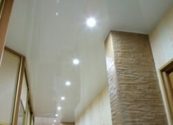 Натяжной потолок в коридоре. Описание возможностей + 10 фото