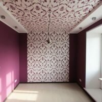 Какой потолок в гостиной лучше сделать?